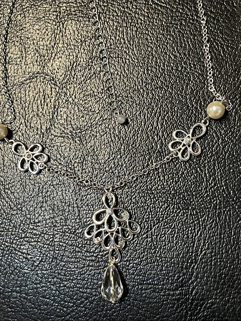 AVON Silvertone w/Fauceted Beads,Pearls,Rhinestones 20"